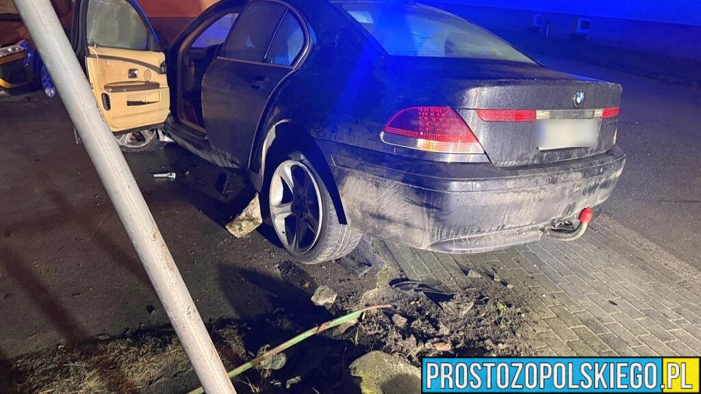 Wypadek w Ozimku. BMW uderzyło w ogrodzenie i znak drogowy, kierowca zbiegł