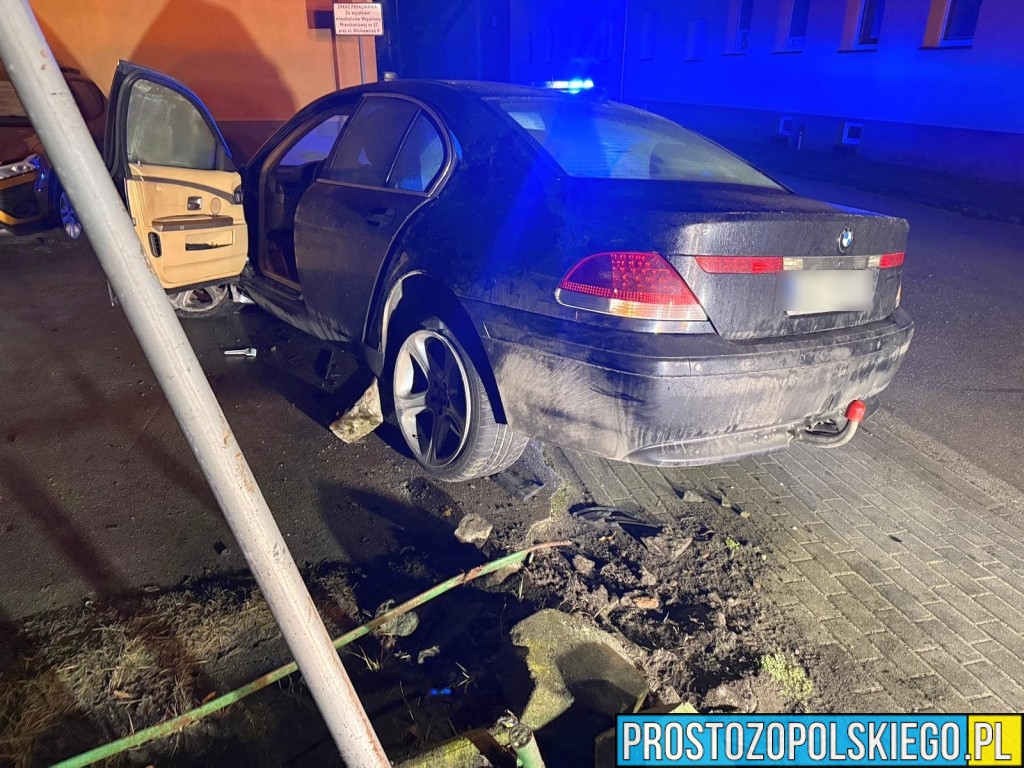 Wypadek w Ozimku. BMW uderzyło w ogrodzenie i znak drogowy, kierowca zbiegł