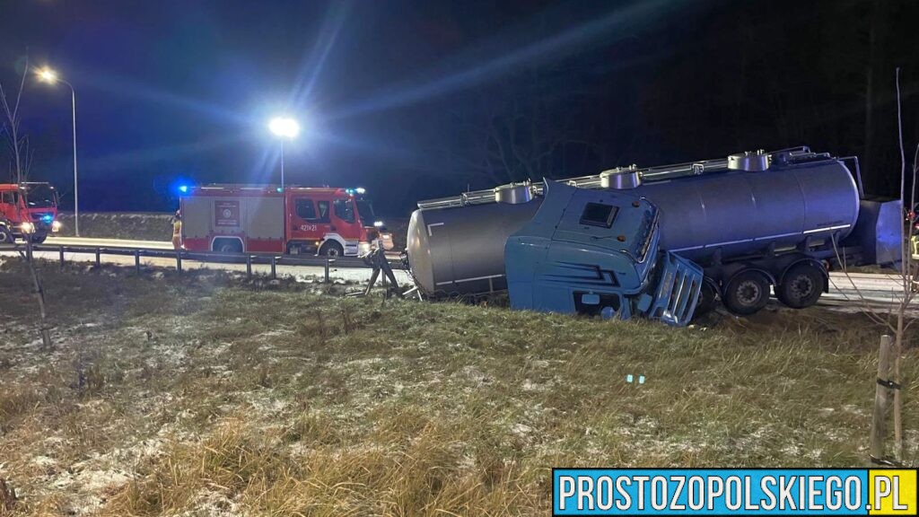 Zdarzenie drogowe na obwodnicy Kędzierzyna-Koźla. Autocysterna w rowie, utrudnienia w ruchu