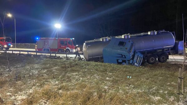 Zdarzenie drogowe na obwodnicy Kędzierzyna-Koźla. Autocysterna w rowie, utrudnienia w ruchu