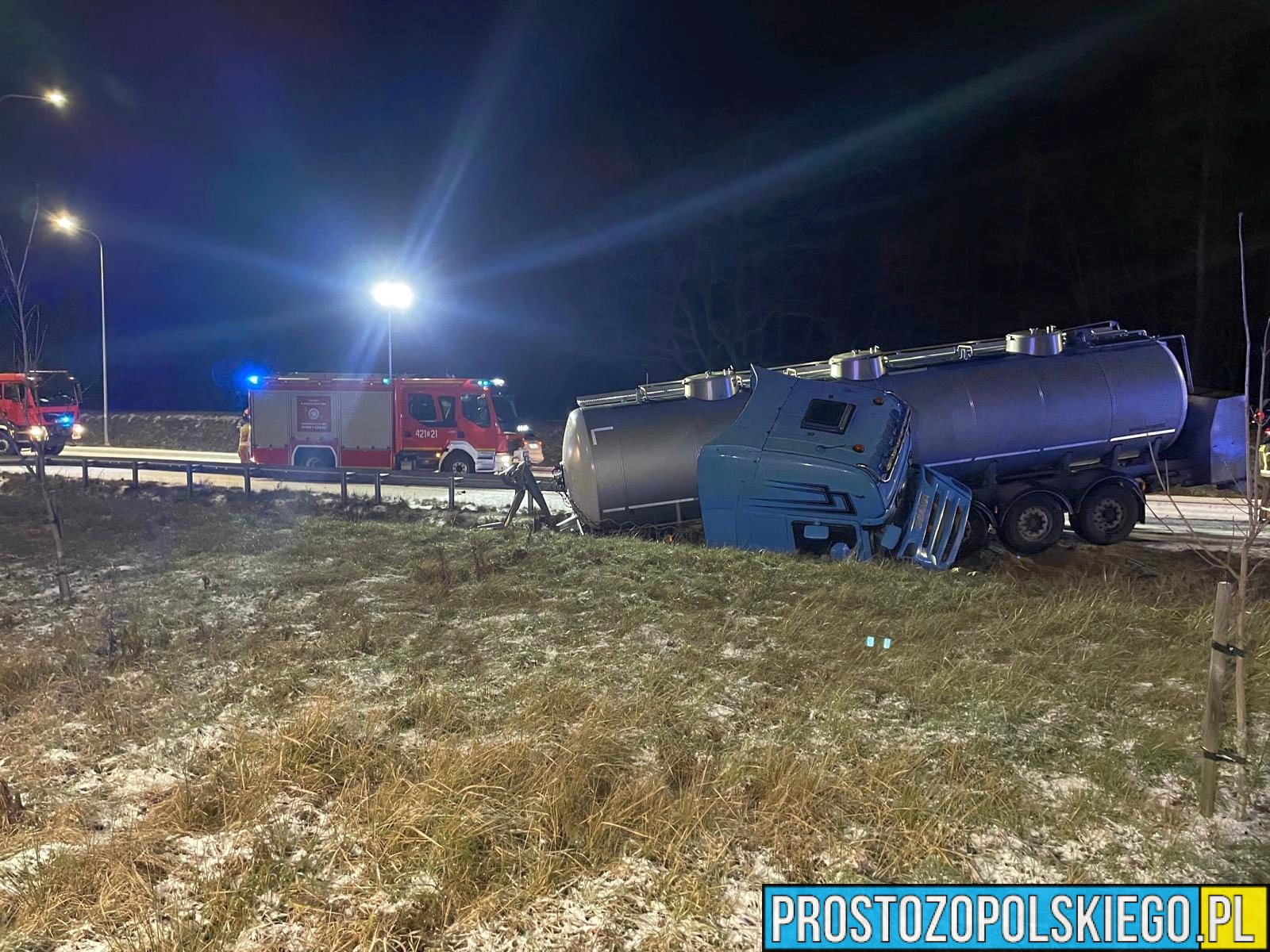 Zdarzenie drogowe na obwodnicy Kędzierzyna-Koźla. Autocysterna w rowie, utrudnienia w ruchu