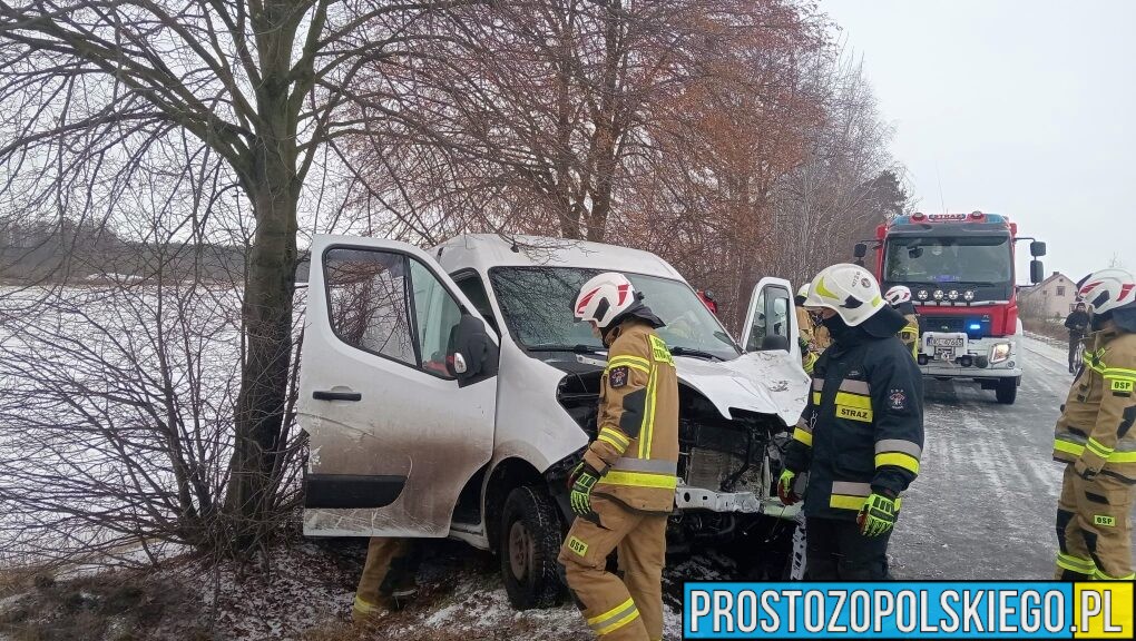 Wypadek busa między Wierzchami a Gierałcicami. Trudne warunki na drogach Opolszczyzny
