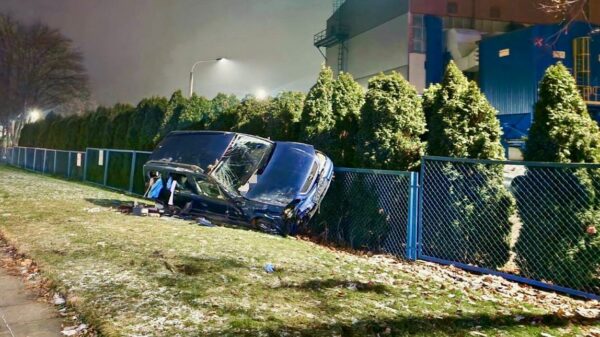 Auto uderzyło w latarnię, pijany kierowca zatrzymany.