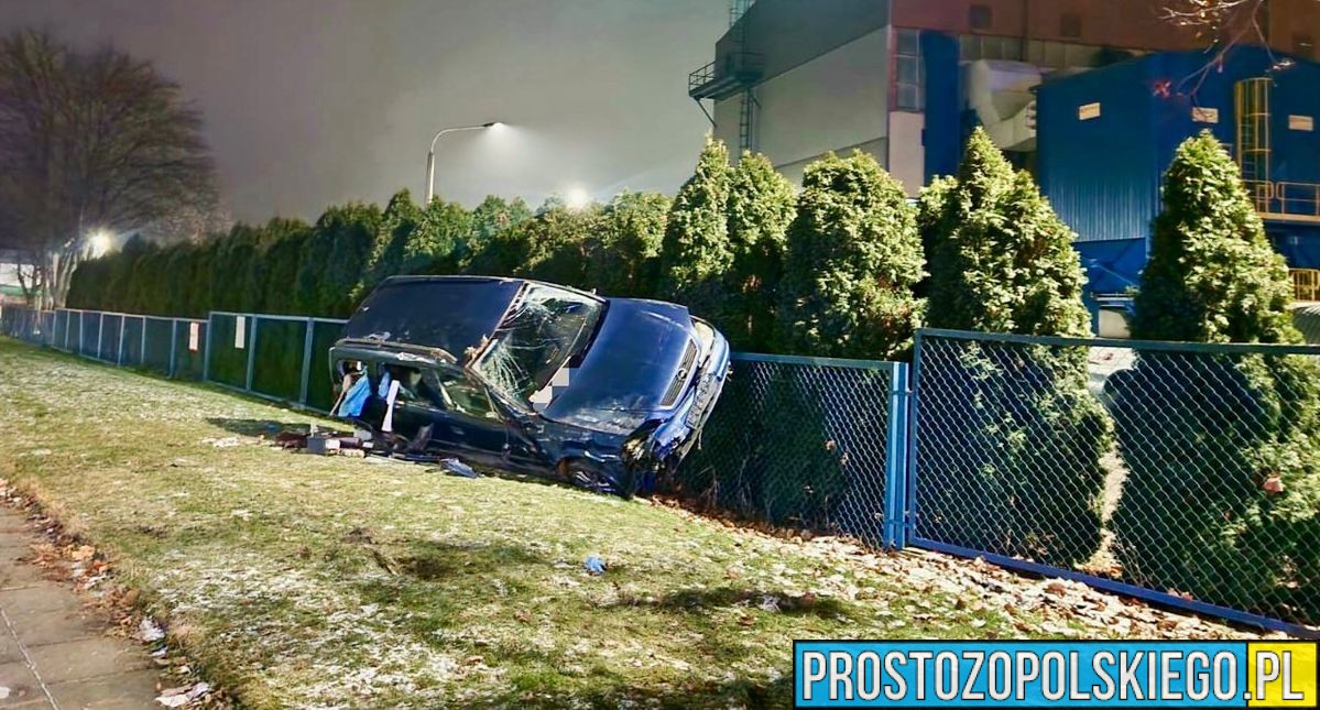 Auto uderzyło w latarnię, pijany kierowca zatrzymany.