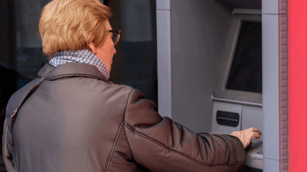 Czujne małżeństwo uratowało seniorkę przed utratą 24 tysięcy złotych. Policja ostrzega przed oszustami!