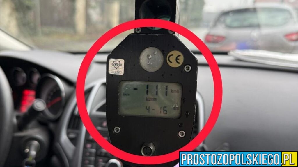 Chwila brawury mogła zakończyć się tragedią. 48-latka pędziła 111 km/h we mgle i deszczu – tłumaczyła, że „podkusił ją diabeł”