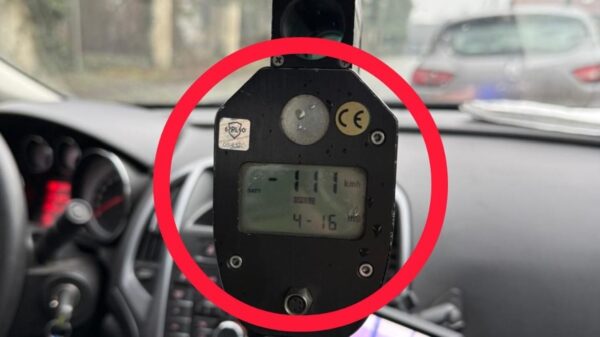 Chwila brawury mogła zakończyć się tragedią. 48-latka pędziła 111 km/h we mgle i deszczu – tłumaczyła, że „podkusił ją diabeł”