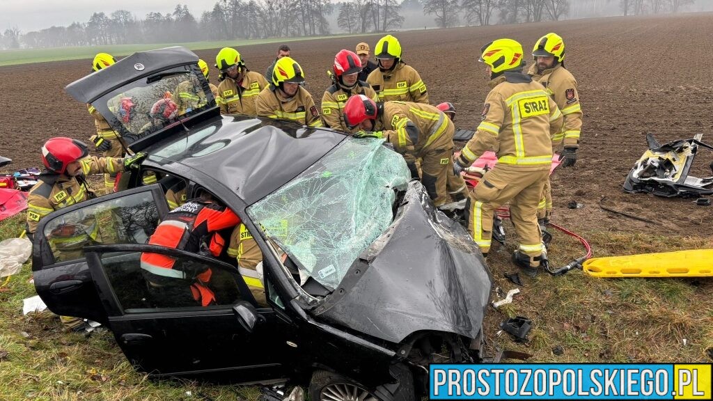 Poważny wypadek na DW 409 w miejscowości Dobra. Droga całkowicie zablokowana, lądowały dwa śmigłowce LPR