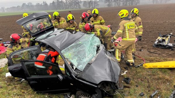 Poważny wypadek na DW 409 w miejscowości Dobra. Droga całkowicie zablokowana, lądowały dwa śmigłowce LPR