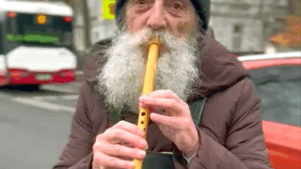 80-letni pan Jerzy gra na flecie przy moście Groszowym. Niezwykła historia muzyka z Moskwy, który zamieszkał w Opolu