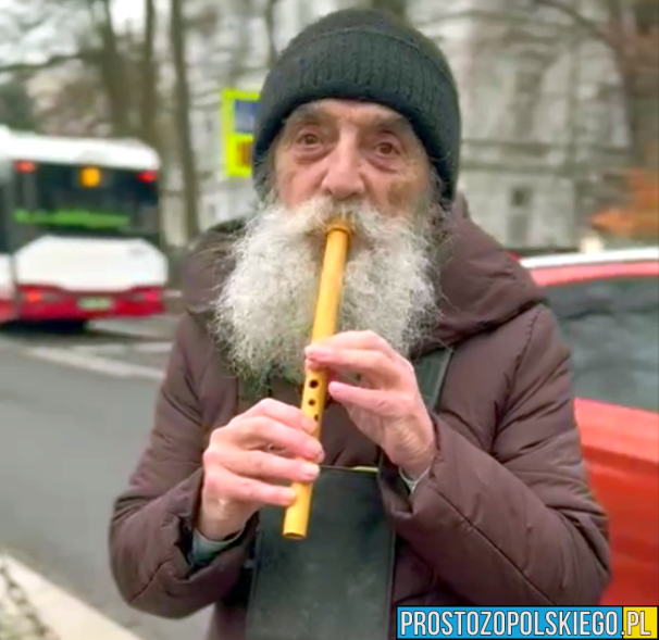 80-letni pan Jerzy gra na flecie przy moście Groszowym. Niezwykła historia muzyka z Moskwy, który zamieszkał w Opolu