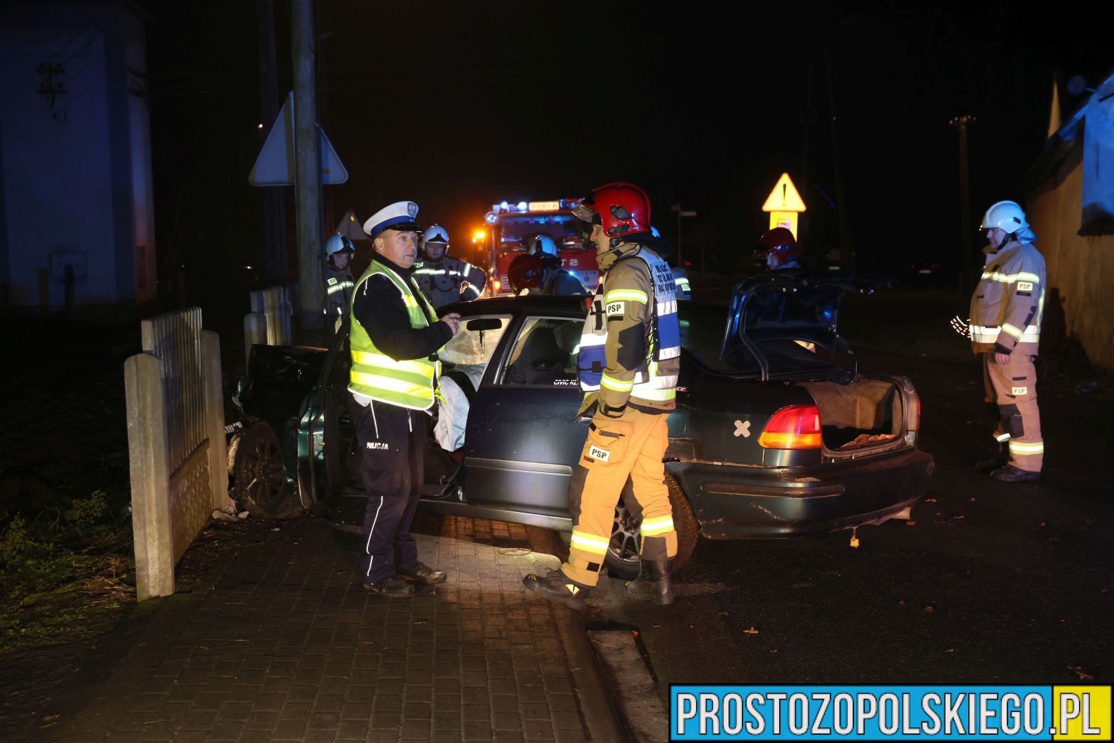 wypadek w domecku, auto wpadło w poślizg, wypadek, auto przebiło ogrodzenie, komprachcice wypadek,