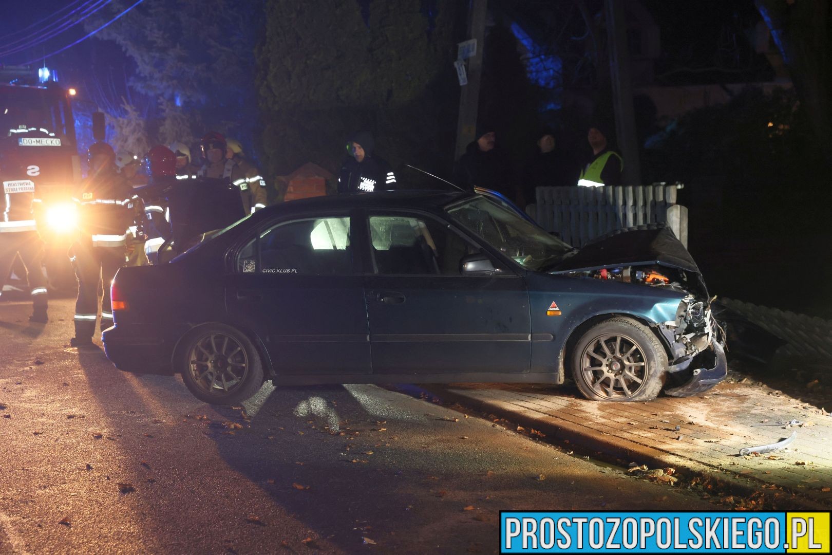 wypadek w domecku, auto wpadło w poślizg, wypadek, auto przebiło ogrodzenie, komprachcice wypadek,