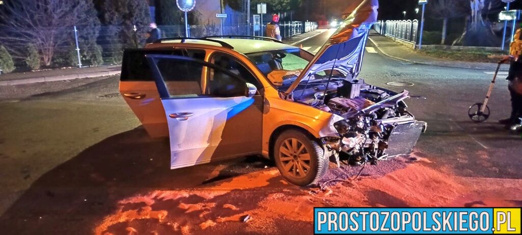 Wypadek w Namysłowie. Zderzenie dwóch samochodów na skrzyżowaniu. Jedna osoba zabrana do szpitala