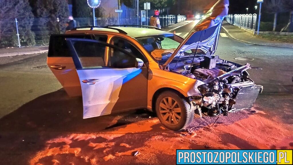 Wypadek w Namysłowie. Zderzenie dwóch samochodów na skrzyżowaniu. Jedna osoba zabrana do szpitala