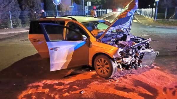 Wypadek w Namysłowie. Zderzenie dwóch samochodów na skrzyżowaniu. Jedna osoba zabrana do szpitala