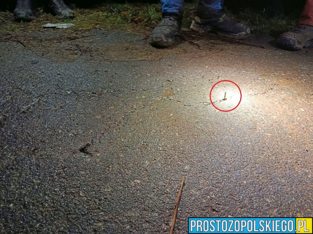 Pokrzywnica: Metalowe elementy powbijane w jezdnię. Policja poszukuje świadków