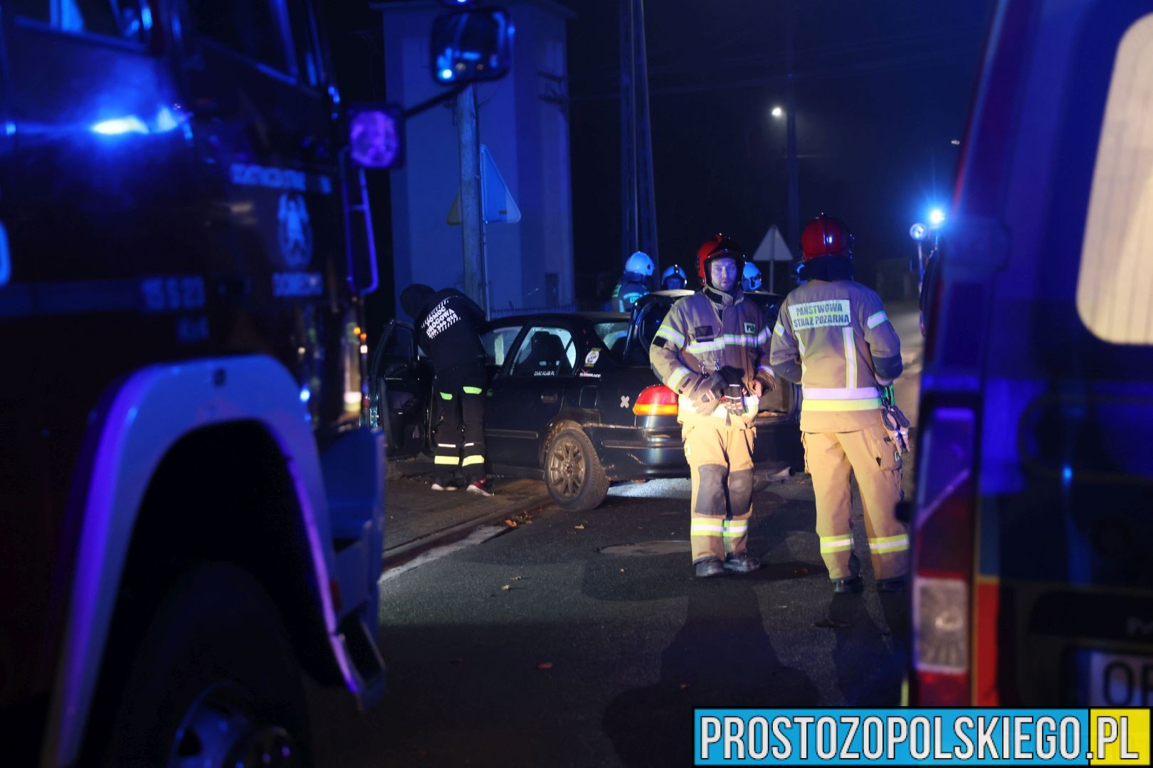 wypadek w domecku, auto wpadło w poślizg, wypadek, auto przebiło ogrodzenie, komprachcice wypadek,