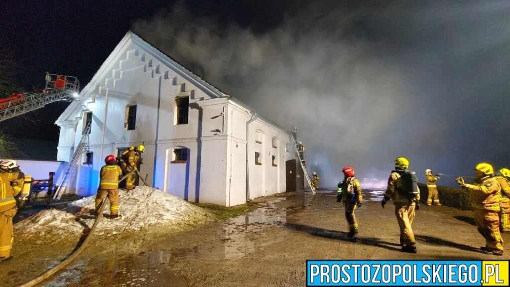 Groźny pożar w Stadninie Koni w Mosznej. Ewakuowano 22 konie, nikt nie ucierpiał