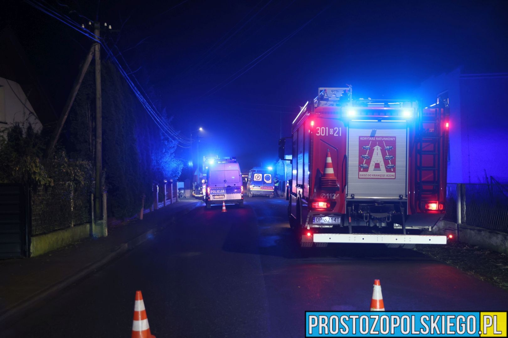 wypadek w domecku, auto wpadło w poślizg, wypadek, auto przebiło ogrodzenie, komprachcice wypadek,