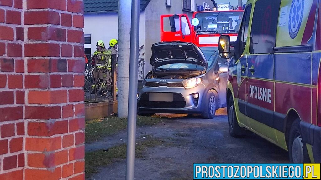 Dębie: Kobieta w ciąży trafiła do szpitala po zjechaniu z drogi i uderzeniu w słup energetyczny