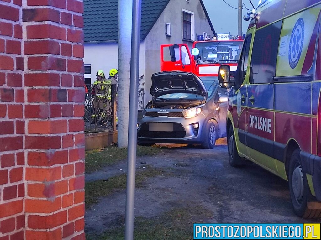 Dębie: Kobieta w ciąży trafiła do szpitala po zjechaniu z drogi i uderzeniu w słup energetyczny