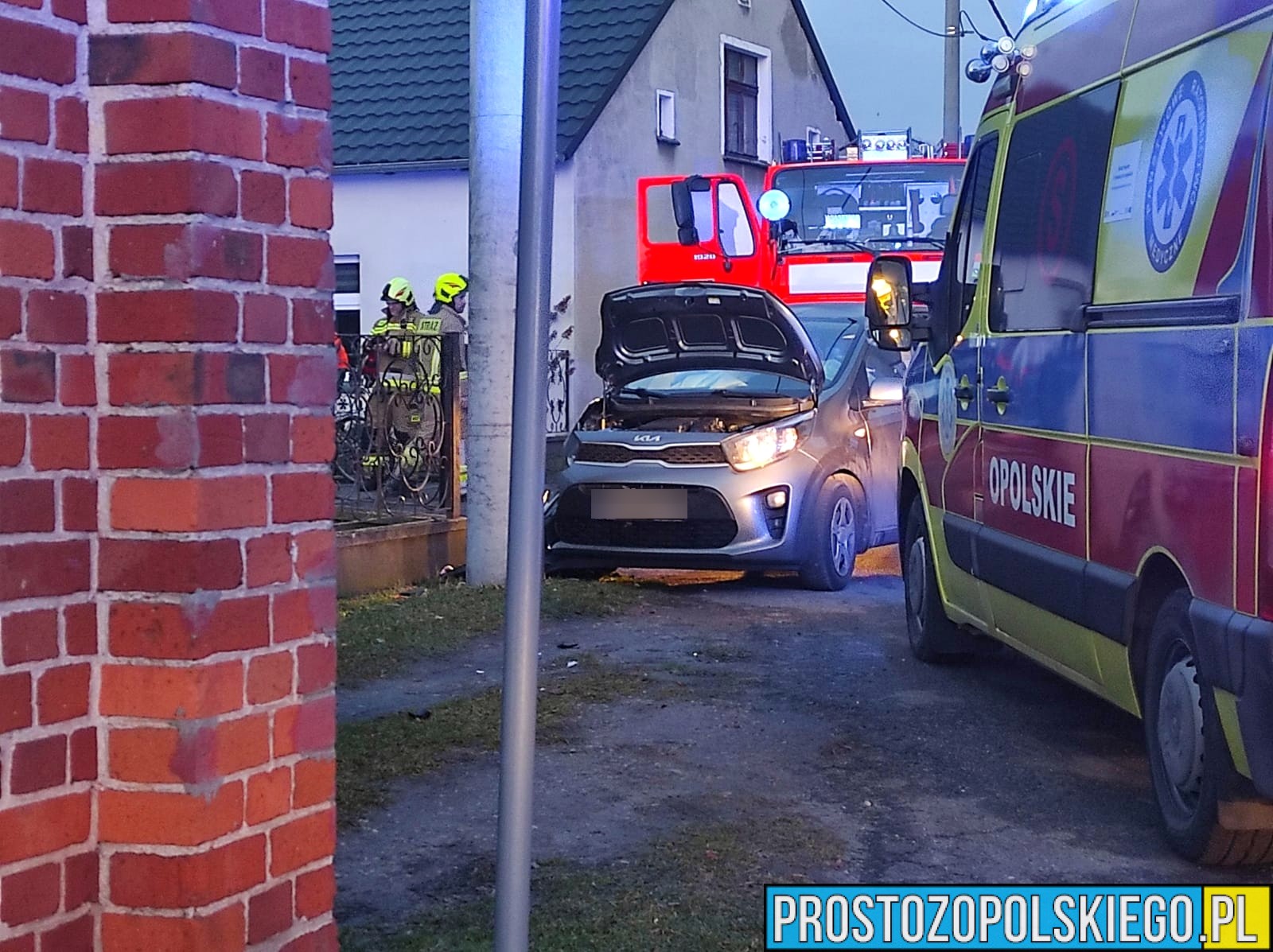 Dębie: Kobieta w ciąży trafiła do szpitala po zjechaniu z drogi i uderzeniu w słup energetyczny