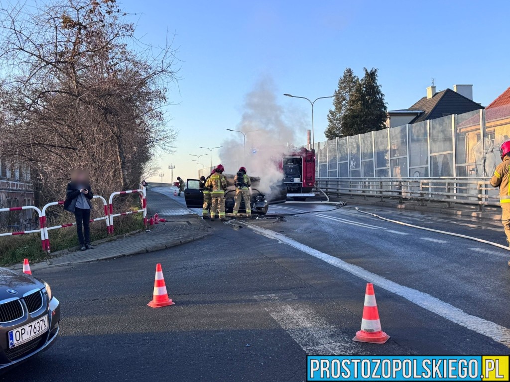 Opole. Pożar samochodu na wiadukcie kolejowym na ul. Braci Kowalczyków