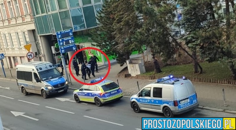 Bójka w sklepie na ul. Ozimskiej w Opolu. Dwóch mężczyzn zatrzymanych przez policję