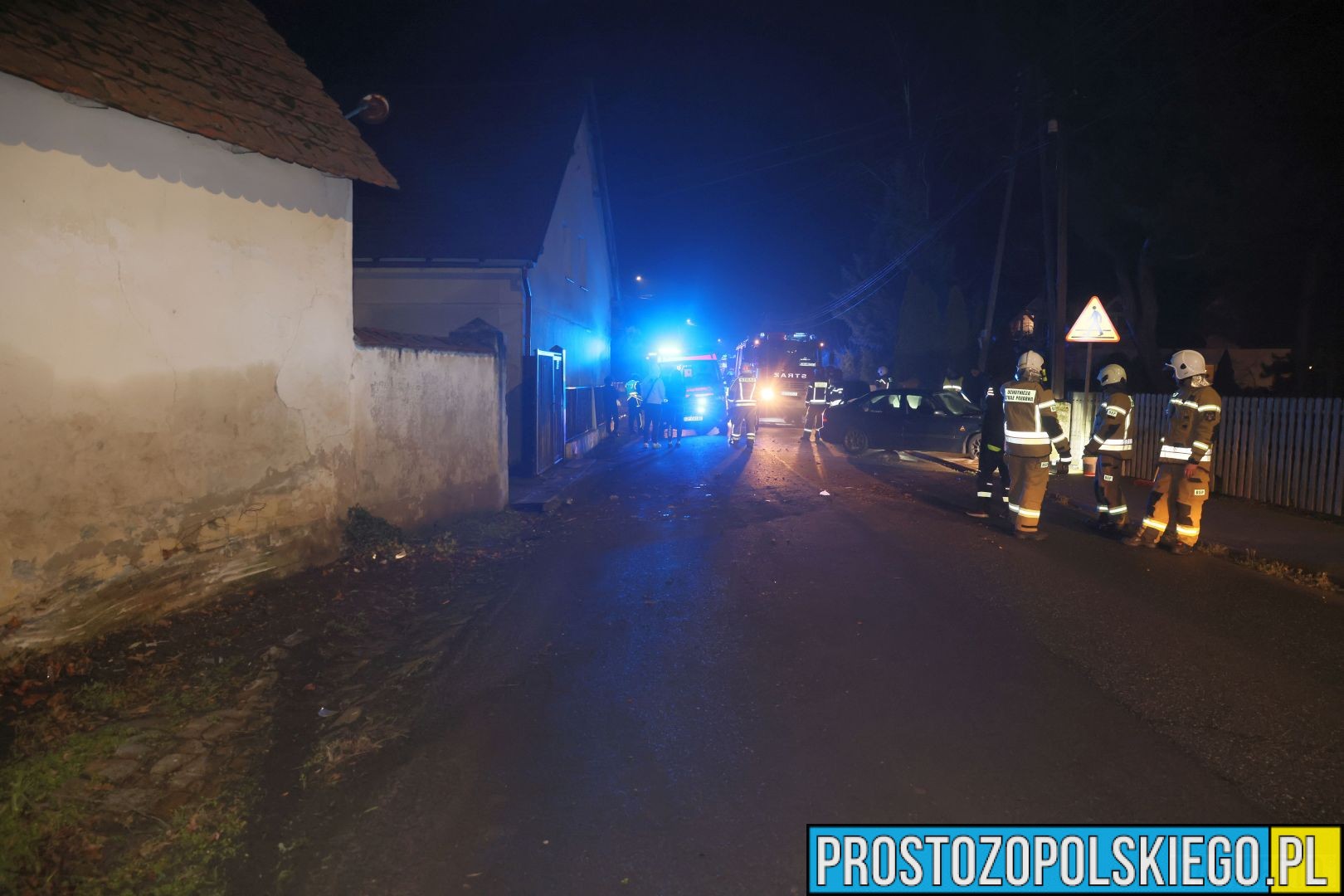 wypadek w domecku, auto wpadło w poślizg, wypadek, auto przebiło ogrodzenie, komprachcice wypadek,