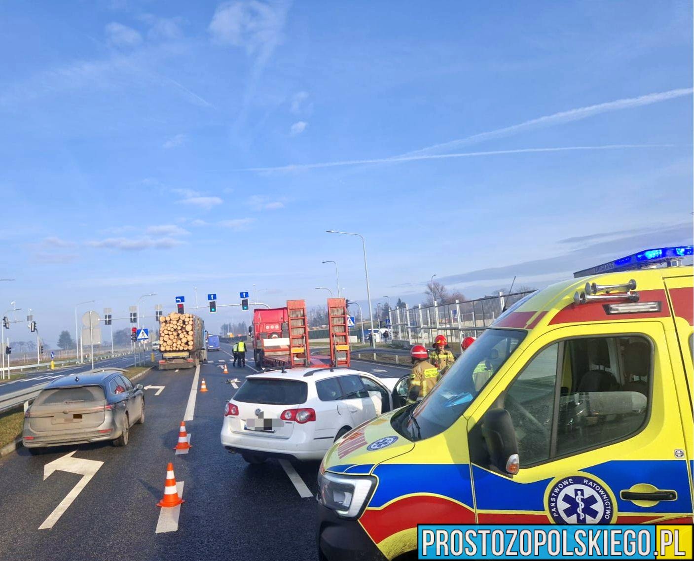 Wypadek drogowy na DK46 w Strobicach. Kierująca autem najechała w tył ciężarówki – jedna osoba zabrana do szpitala