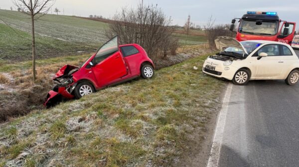 Zderzenie dwóch samochodów na skrzyżowaniu ul. Lipowej i Luborzyckiej w Opolu. Droga zablokowana