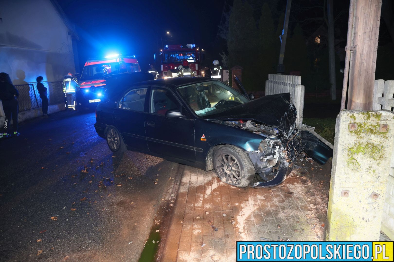 Wypadek w Domecku na ul. Opolskiej. Auto wpadło w poślizg i przebiło ogrodzenie