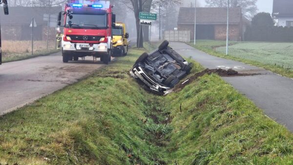 Wypadek w Kotorzu Małym. Samochód dachował na ul. Opolskiej – jedna osoba trafiła do szpitala