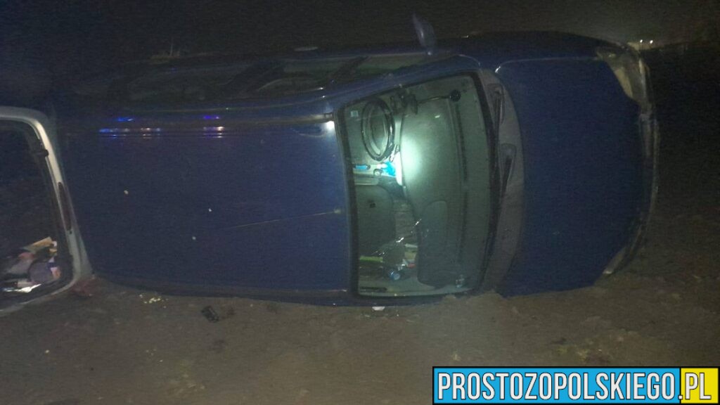 Dachowanie samochodu na ul. 1 Maja w Strzelcach Opolskich. Kierująca trzeźwa