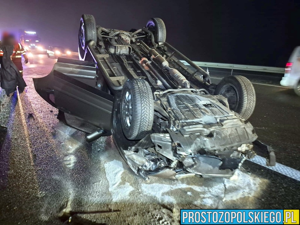 Dachowanie hondy na autostradzie A4. Seniorzy mieli dużo szczęścia