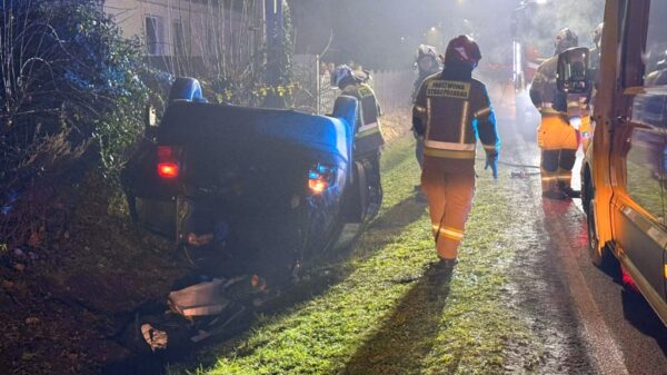 Dachowanie volkswagena na ul. Przyjaźni w Kędzierzynie-Koźlu. 19-latek trafił do szpitala