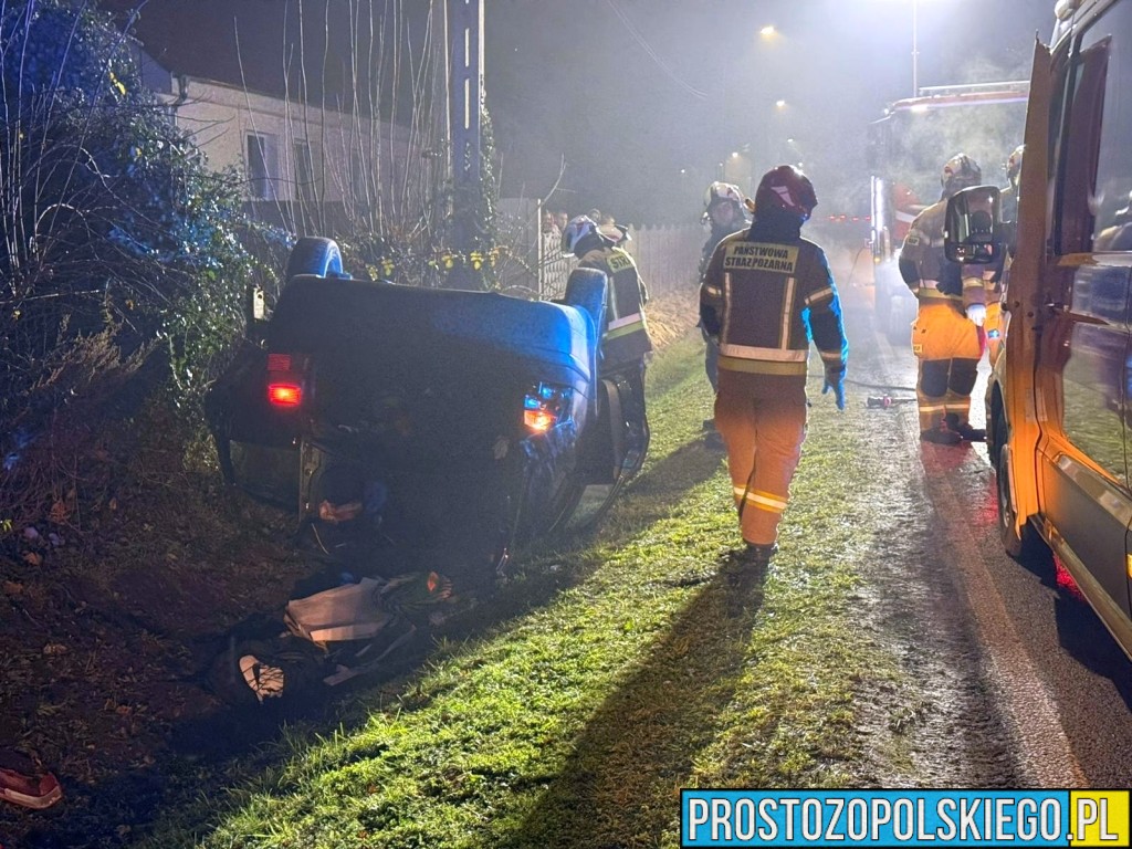 Dachowanie volkswagena na ul. Przyjaźni w Kędzierzynie-Koźlu. 19-latek trafił do szpitala