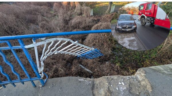 Wypadek na ul. Opolskiej w Luboszycach. Auto uderzyło w barierki mostu