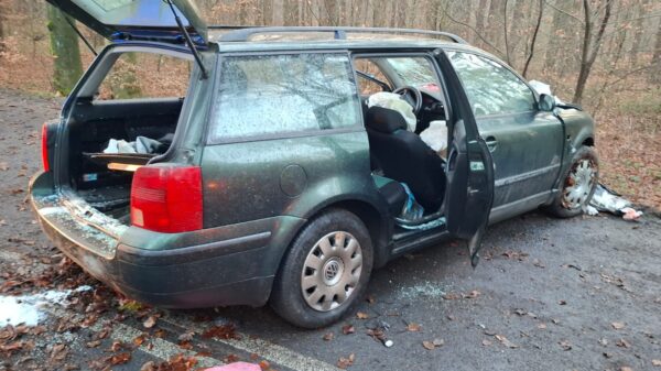 Poważny wypadek na DW385 w Jaczowicach. Dwie osoby trafiły do szpitala, interweniował LPR