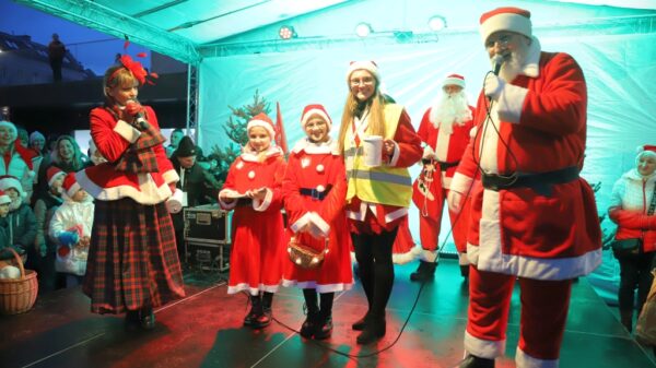 XI Marsz Mikołajów w Opolu przyciągnął tłumy. Świąteczny korowód przeszedł przez centrum miasta