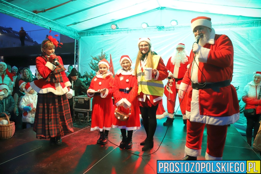 XI Marsz Mikołajów w Opolu przyciągnął tłumy. Świąteczny korowód przeszedł przez centrum miasta (Wideo)