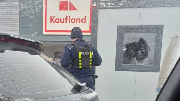 Włamanie na parkingu Kauflandu w Strzelcach Opolskich. Sklep z fajerwerkami okradziony na kwotę ...