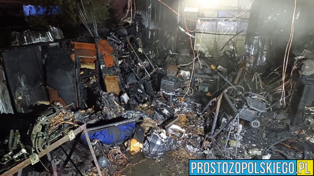Dziergowice. Pożar garażu blaszanego – w środku butla z gazem
