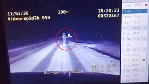 Dwóch nieletnich na jednej hulajnodze w zimowych warunkach. Sprawa trafi do sądu