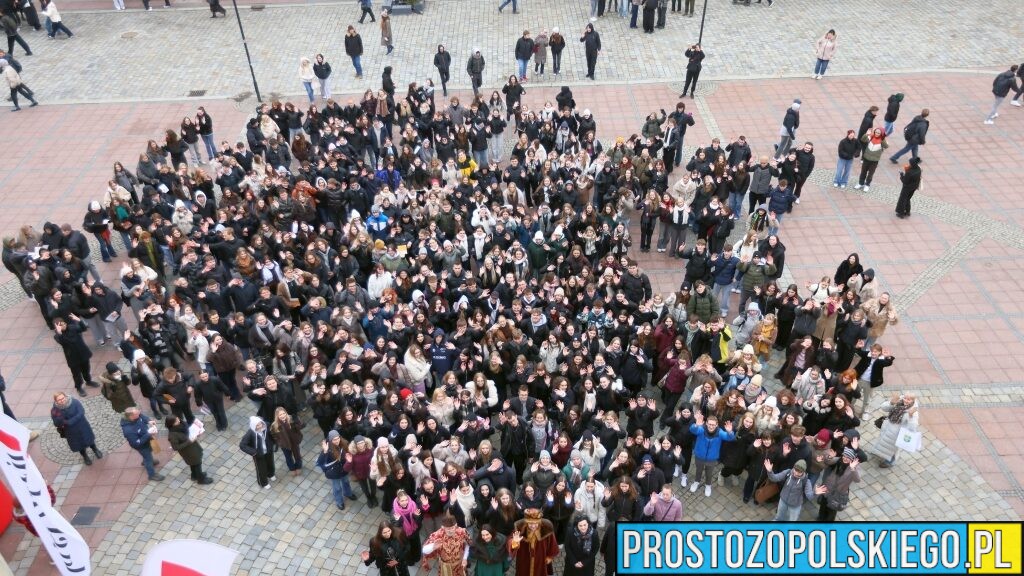 Opolski Polonez Maturzystów 2026. Setki uczniów zatańczyły na opolskim rynku