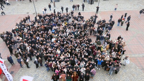 Opolski Polonez Maturzystów 2026. Setki uczniów zatańczyły na opolskim rynku