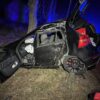 Wypadek drogowy w Popielowie. Auto uderzyło w bariery i drzewo
