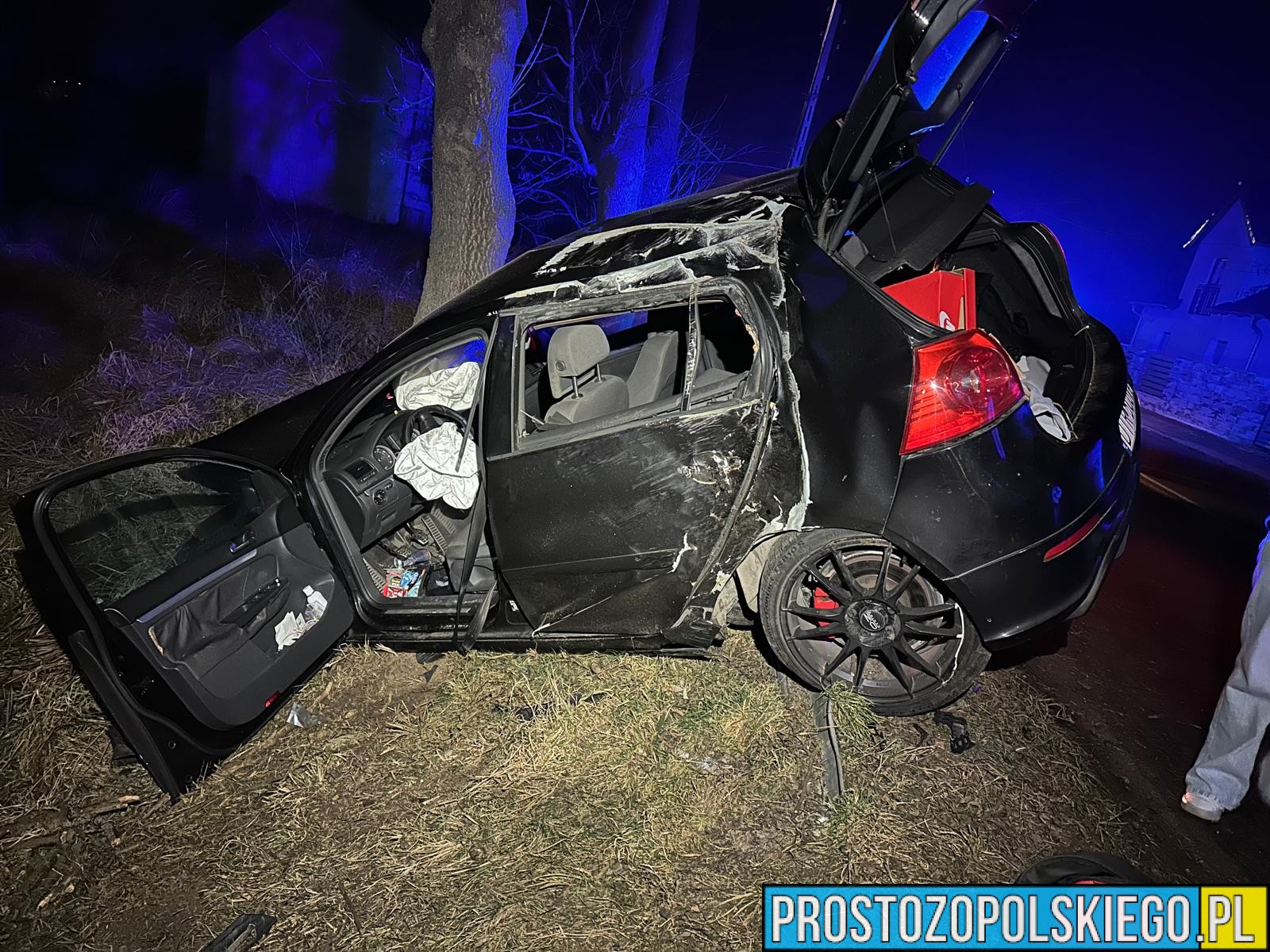 Wypadek drogowy w Popielowie. Auto uderzyło w bariery i drzewo