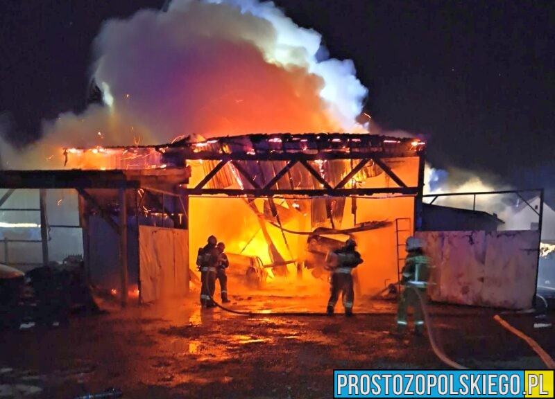 Pożar warsztatu samochodowego w Malerzowicach Wielkich. W środku dwa pojazdy